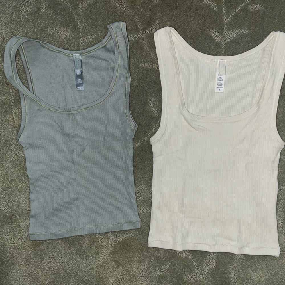 Skims crop tanks. Size S & XS teal and off-white